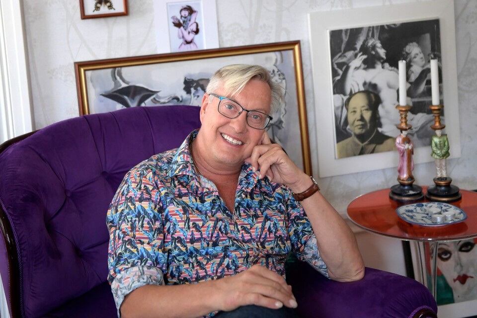 Artisten och designern Lars-Åke "Babsan" Wilhelmsson fyller 60 år. Han är invald i Stockholms skräddarmästargille och har tilldelats flera Guldmasker för sina kostymer.