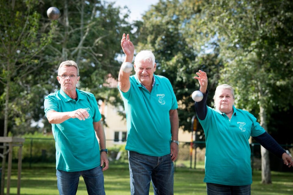 Mjällby PRO representerar Blekinge vid riksmästerskapet i boule i helgen. Anders Linderoth (t v), Hans-Åke Rosengren och Viola Linderoth ligger officiellt lågt i förhandssnacket men innerst inne siktar de på en topplacering. Foto: BO AKESSON
