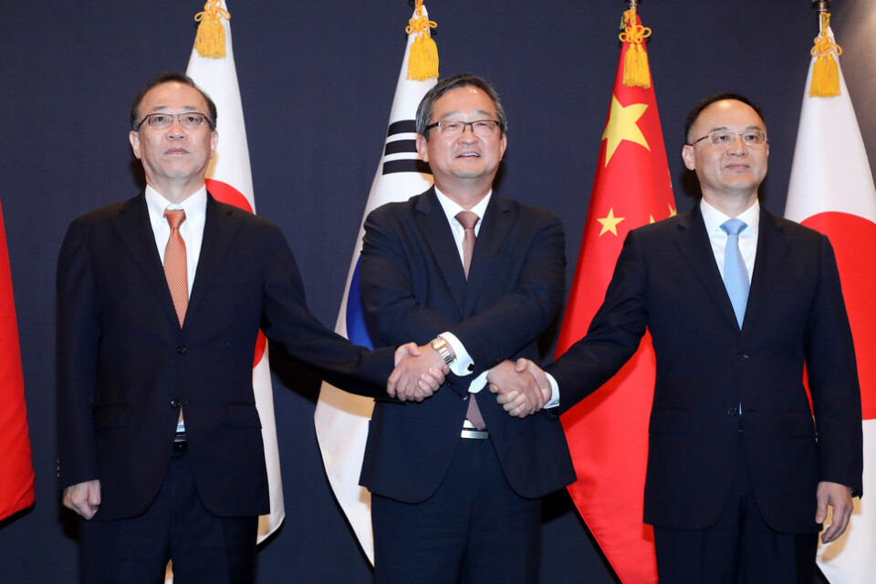 Diplomater från Japan, Sydkorea och Kina vid tisdagens möte.