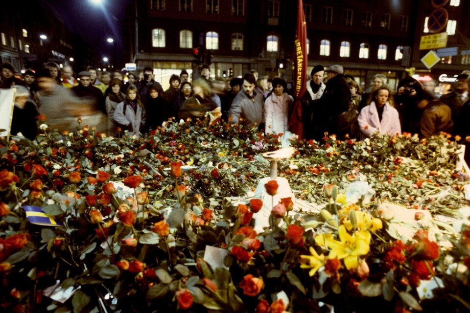 Sörjande människor lägger blommor på mordplatsen vid hörnet av Sveavägen och Tunnelgatan i Stockholm i mars 1986, för att hedra Sveriges statsminister Olof Palme som blev skjuten till döds på platsen. Arkivbild.