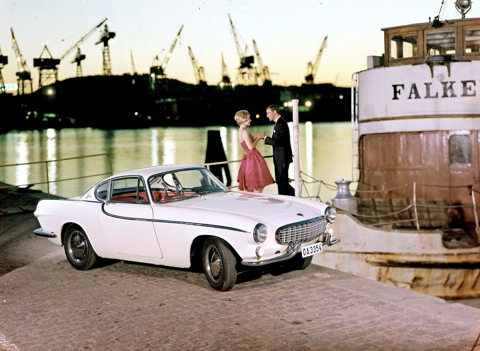En kväll i fören kan liknas vid en bal på slottet när man åker hem i en Volvo P1800. Reklambild från 1961.Foto: Volvo