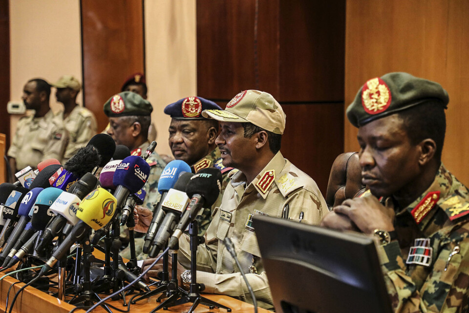 Militärrådet leds idag av general Mohamed Hamdan Dagalo, näst längst till höger i bild. Arkivbild.