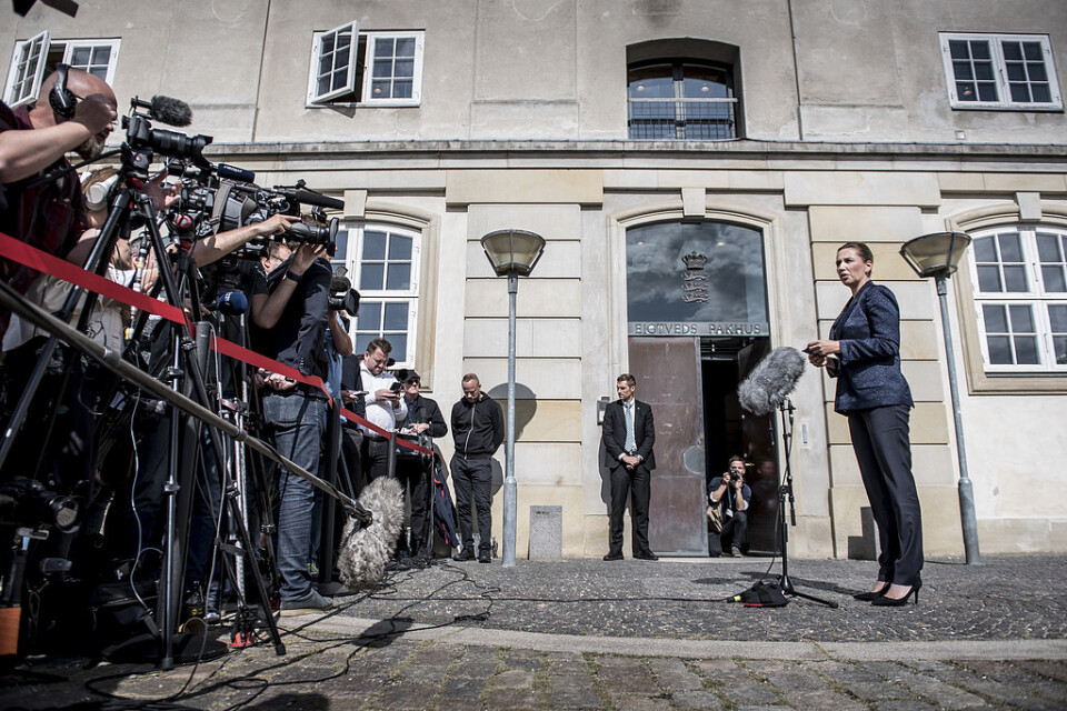 Statsminister Mette Frederiksen håller presskonferens inför medierna.