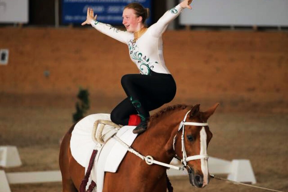 Charlotte Kemna från Ölands Voltige vid Sikehamns Hästsportklubb, slutade på en elfteplats i årets svenska mästerskap i voltige. Hon tävlade med en lånad häst, Lövstykkes Latano.
