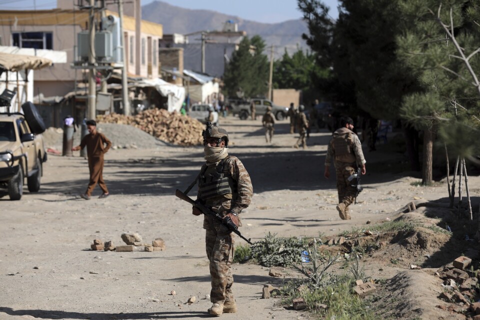 Afghansk säkerhetspersonal invid moskén i huvudstaden Kabul där en bomb detonerade i fredags och tolv människor miste livet. Terrorgruppen IS har meddelat att man ligger bakom dådet.
