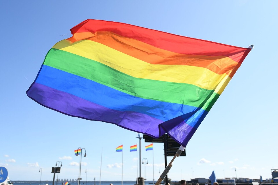 Prideflaggan vajar i vinden vid Elevatorkajen i Kalmar, startpunkten för pridetåget genom Kvarnholmens gator de senaste åren.