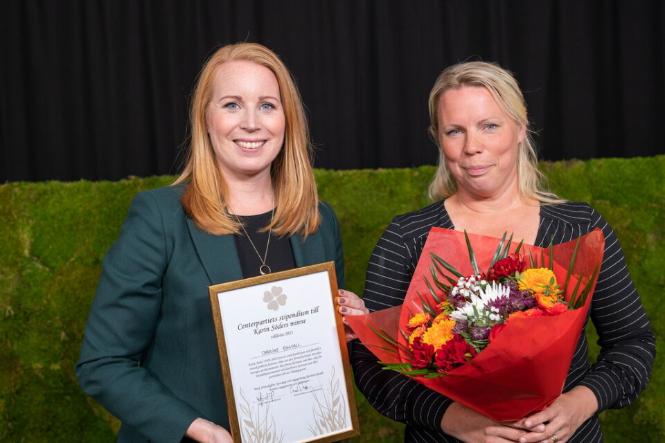 Annie Lööf överlämnar Karin Söder-stipendiet till journalisten och författaren Caroline Engvall.