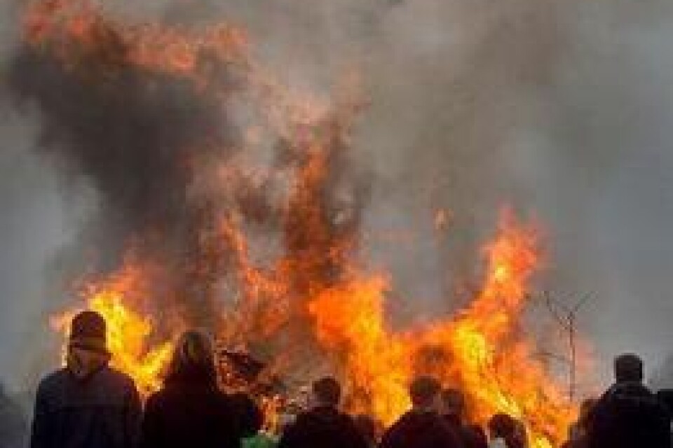 Våren hälsades välkommen med eldar, bland annat på Nosaby idrottsplats. BILDER:WILLYALM