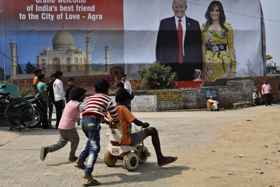 Plakat som välkomnar presidentparet Donald och Melania Trump till staden Agra i Indien där monumentet Taj Mahal ligger.