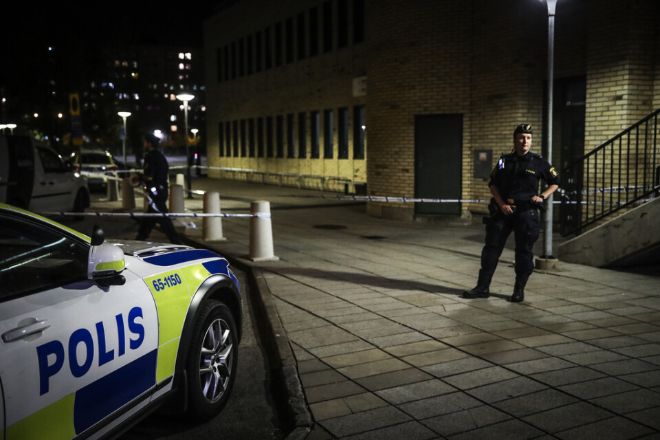 Polis vid avspärrning i området där en man hittades skottskadad i stadsdelen Rosengård på lördagskvällen.