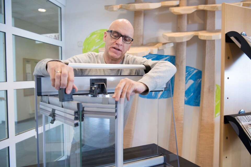 På Företagscenter finns det plats för en utställning där Kjetil Harkestad kan visa hur inglasningen av balkonger fungerar.
