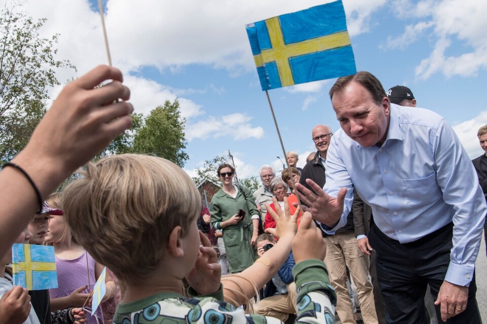 Statsminister Stefan Löfven (S) när han togs emot av fritidsbarnen på Hasslö i Karlskrona skärgård under sin Sverigeresa 2017.