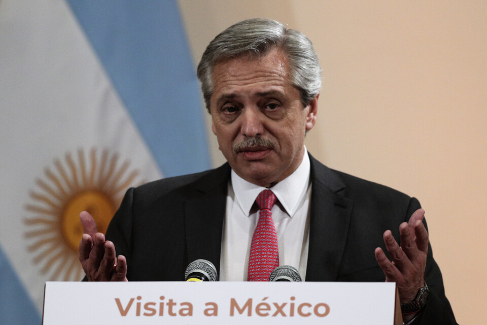 Argentinas tillträdande president Alberto Fernández talar efter ett möte med Mexikos president. Resan är Fernández första utlandstripp sedan han vann valet.