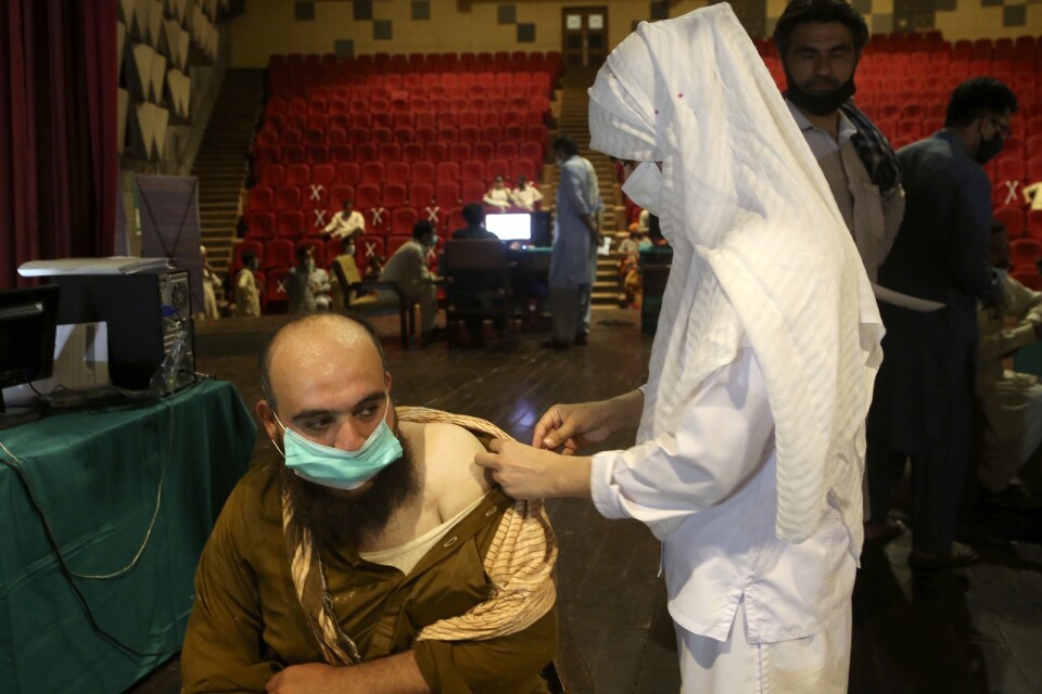 En man vaccineras i Peshawar på fredagen.