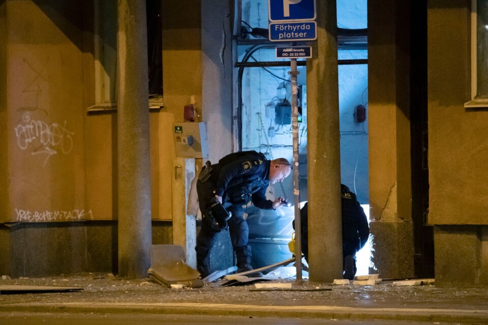 Personal från nationella bombskyddet undersöker en port vid Nobeltorget efter en explosion natten till måndagen.