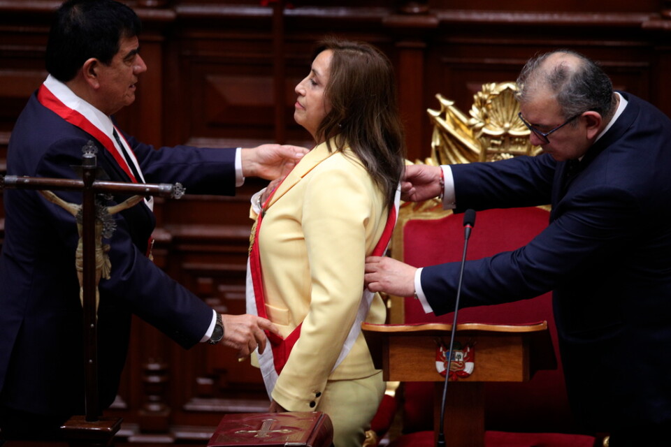 Dina Boluarte svärs in som Perus första kvinnliga president sedan president Pedro Castillo gripits.