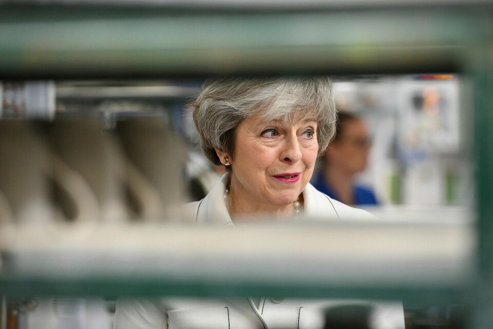 Premiärminister Theresa May besökte under måndagen en porslinstillverkare i Stoke-on-Trent. Hennes budskap var: Antar inte parlamentet Brexitavtalet så blir det inget utträde ur EU. Det var inte ett argument som hon  sedan använde sig av när hon talade till underhusets ledamöter senare under dagen.