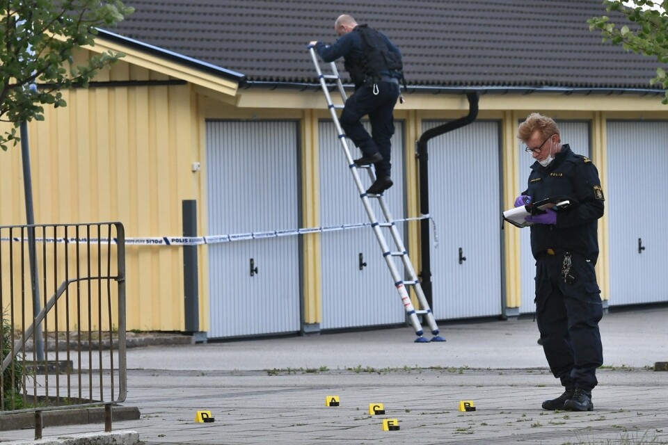 På söndagseftermiddagen hittades en skottskadad man på Koppargården i Landskrona. Mannen fördes till sjukhus med ambulans. Vid 20-tiden på kvällen pågick en omfattande undersökning av brottsplatsen. Foto: Johan Nilsson/TT