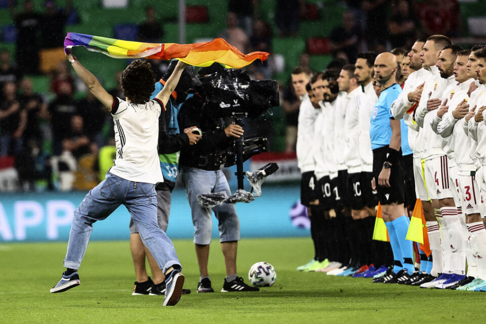Under den ungerska nationalsången stormade en supporter in med en regnbågsflagga.