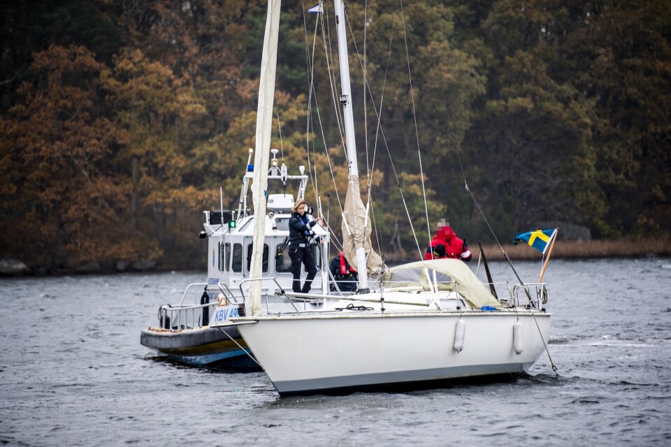 Segelbåt på grund utanför Dragsö, kustbevakningen är på plats