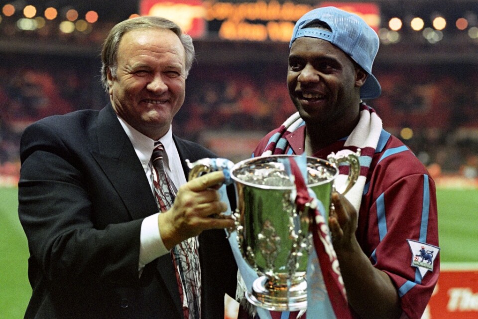 Dalian Atkinson, här med Aston Villas tränare Ron Atkinson efter ligacupsegern 1994.