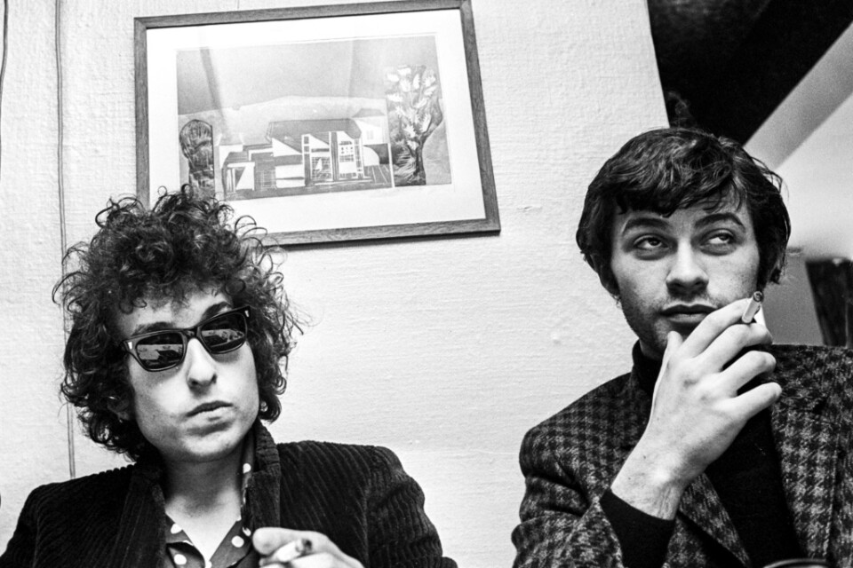Bob Dylan och Robbie Robertson under en presskonferens i Solna den 28 april 1966. Dagen därpå spelade de i Konserthuset i Stockholm. Arkivbild.