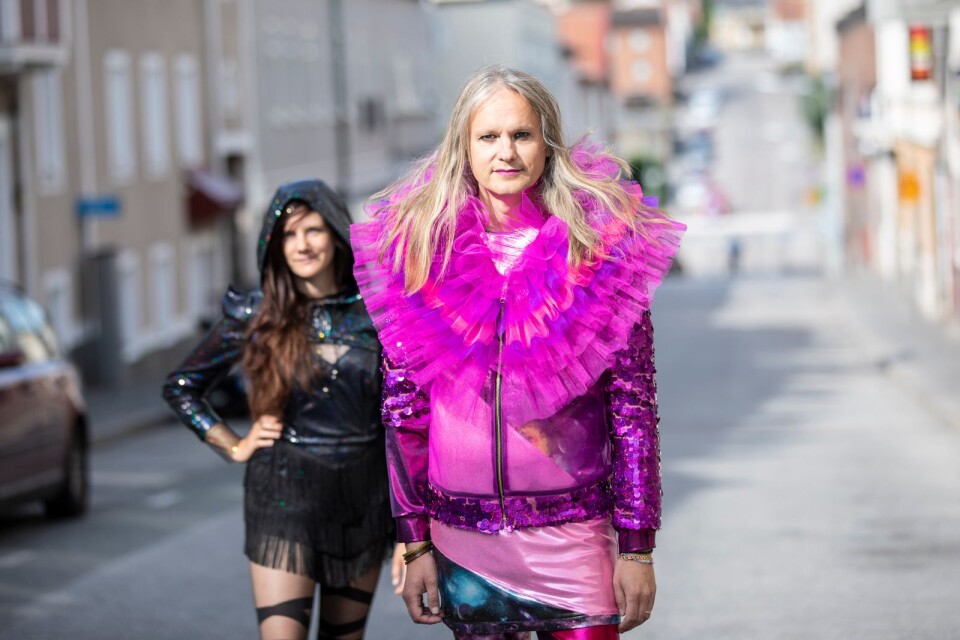 Duo som sticker ut -  med den nya scenklädseln väcker Syndromet. Lisa och Mattias Lidehäll, uppmärksamhet. De uppskattar det jobb som Lotta Niemi lagt ned på att skapa deras scenklädsel.