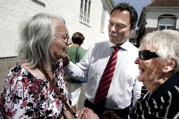 Jan Björklund passade på att prata med mamma Ragna Björklund. Foto: Lennart Magnusson
