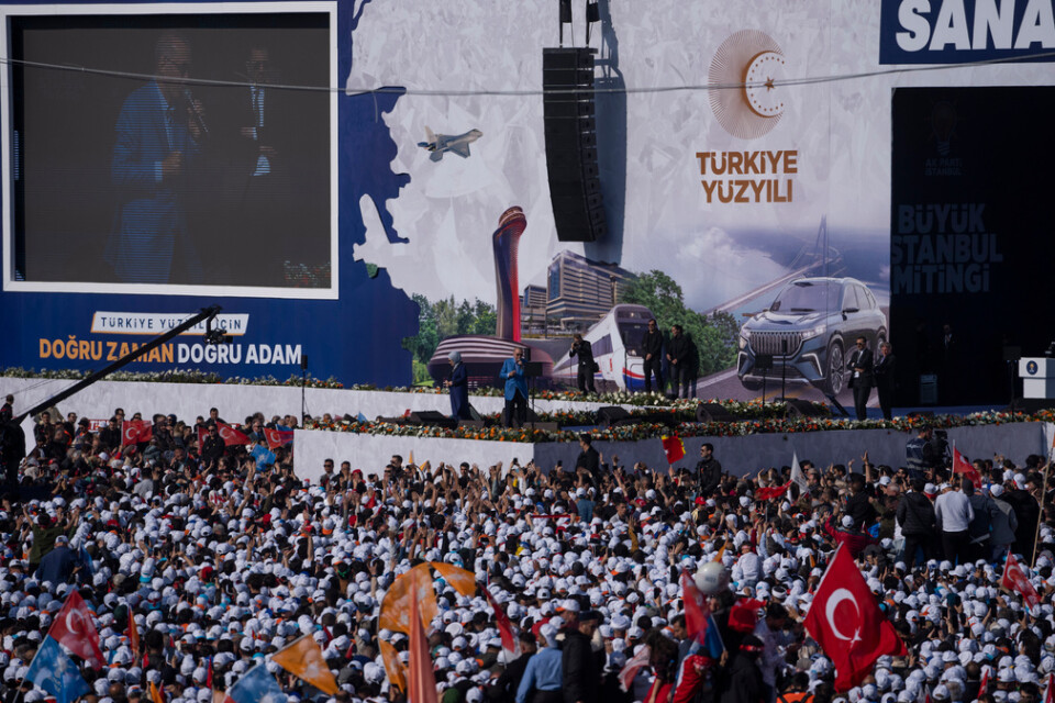 President Recep Tayyip Erdogans parti hade hyrt 10|000 bussar för att forsla in människor till söndagens massiva valmöte.