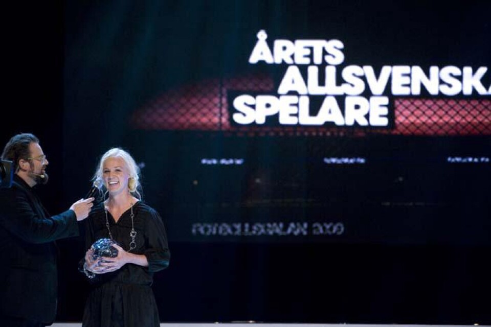 Caroline Seger, Linköping, tilldelas priset Årets Allsvenska spelare liksom Diamantbollen.