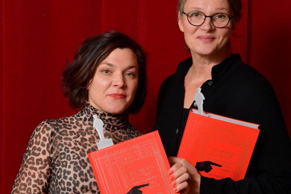 Alexandra Borg och Nina Ulmaja med boken "Strindbergs lilla röda. Boken om boken och typerna" som är nominerad till Augustpriset 2019 i klassen "Årets svenska fackbok".