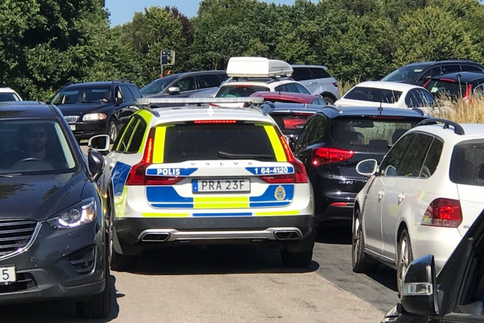 Illegally parked cars create chaos for emergency services during an SOS alarm.
