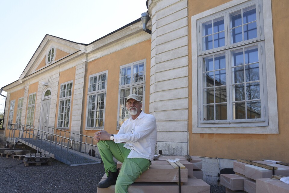 Bengt Lindholm på Österbybruks herrgård arrangerar byggnadsvårdskurser under sommaren. ”Det är ett sätt att visa upp bruket, ha roligt och samtidigt få hjälp med underhållet", säger han.