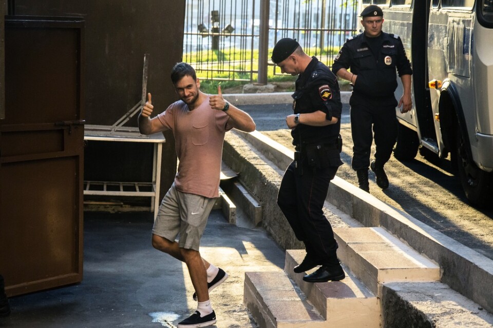 Pussy Riot-medlemmen Pjotr Verzilov vid ett gripande i juli 2018. Nu är han i klammeri med rättvisan igen. Arkivbild.