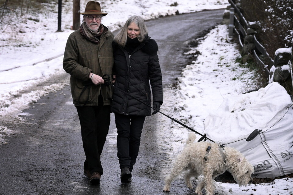 Författaren Niklas Rådström och hans hustru, konstnären Catharina Günter-Rådström, släpper ingen över tröskeln så länge pandemin varar. När de går ut med hunden Rasmus håller de avstånd till alla som de möter. "Vi bor bra och lever ett gott liv, men jag saknar att kunna träffa barnen och barnbarnen", säger Niklas Rådström.