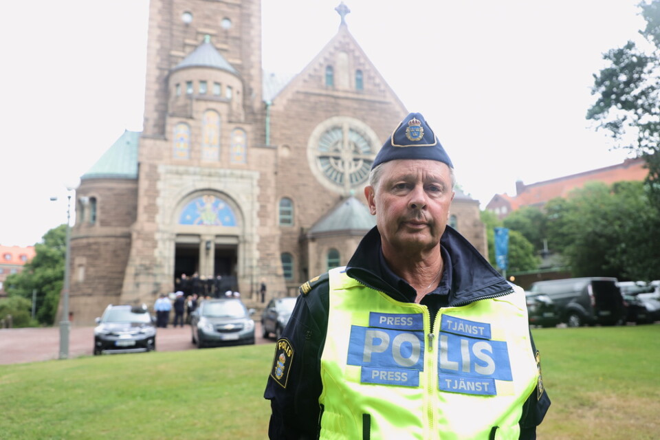 Thomas Fuxborg, polisens presstalesperson i region Väst, utanför Vasakyrkan där begravningen för den polisman som sköts ihjäl i Biskopsgården hålls.