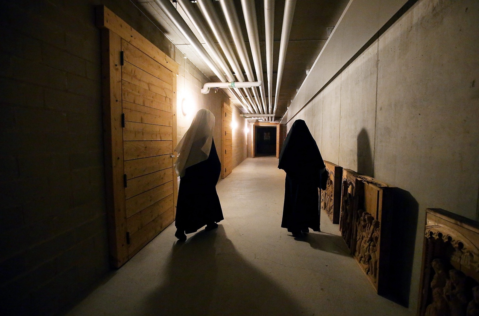Korridorerna under klostret är långa. Maria har vitt dok eftersom hon är novis.