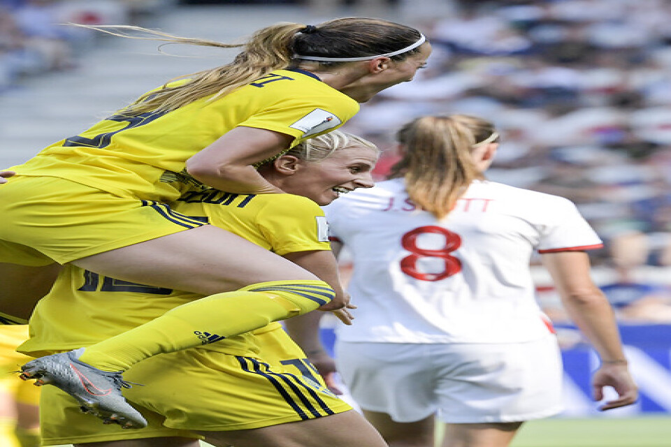 Kosovare Asllani kastar sig över Sofia Jakobsson för att fira ett svenskt mål under bronsmatchen i fotbolls-VM i somras. På lördagen fick duon fira på nytt, när deras spanska klubb CD Tacón vann hemma mot Huelva med 3–0. Arkivbild.