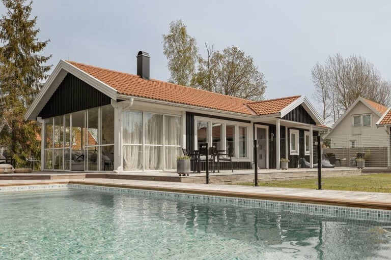 TILL SALU: Toppmodernt hus med stor pool och inredd väderkvarn lockar mest intresse