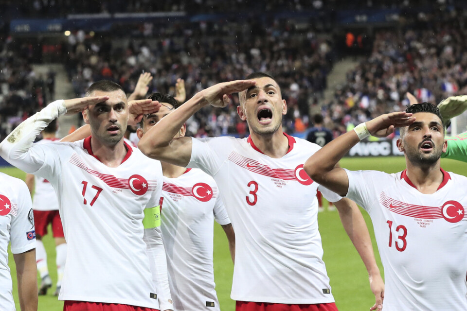 Turkiska spelare firar ett mål mot Frankrike med en honnör som har blivit hårt kritiserad. Arkivbild.