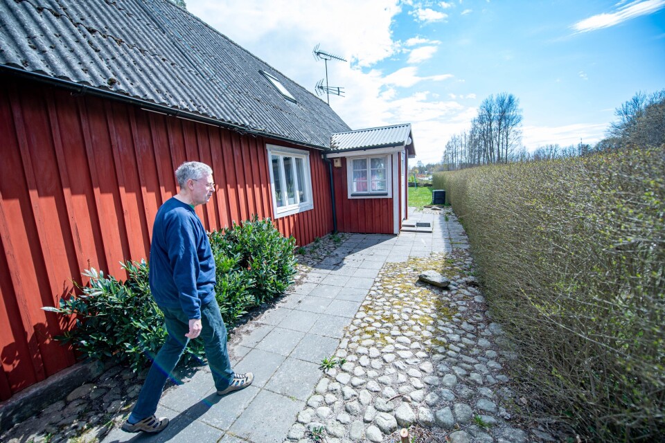 Reine Jönsson vid sitt hus i Näsum, tidigare hans morföräldrars.