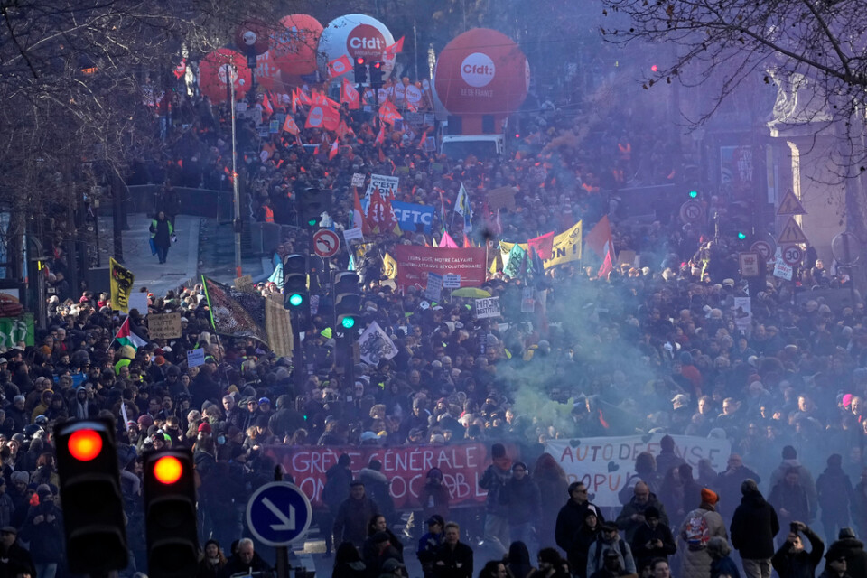 Demonstranter fyller hela gator i Frankrikes huvudstad Paris på tisdagen.