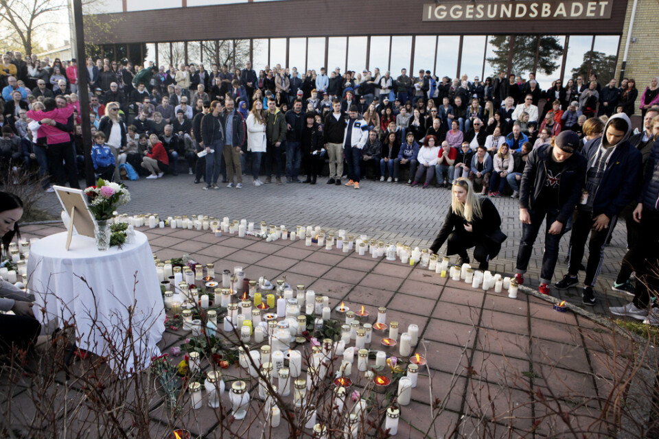 Mordet på Tova Moberg väckte stor sorg, på bilden samlas sörjande vid en ljusmanifestation i Iggesund för dödsoffret. Arkivbild.