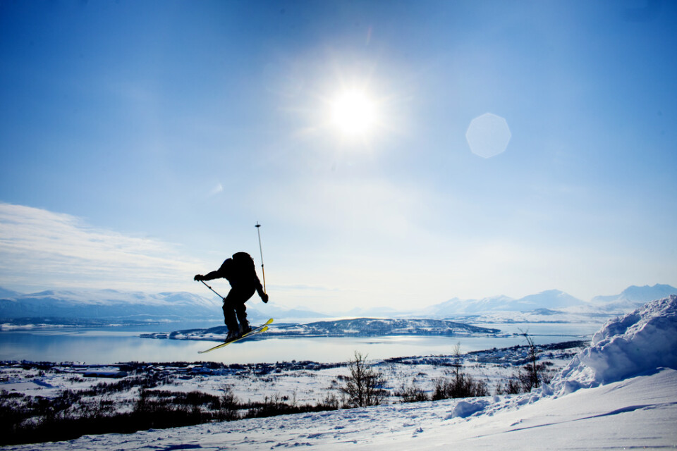 En skidåkare tar sig ned från fjället Rødtinden utanför Tromsø. Arkivbild.