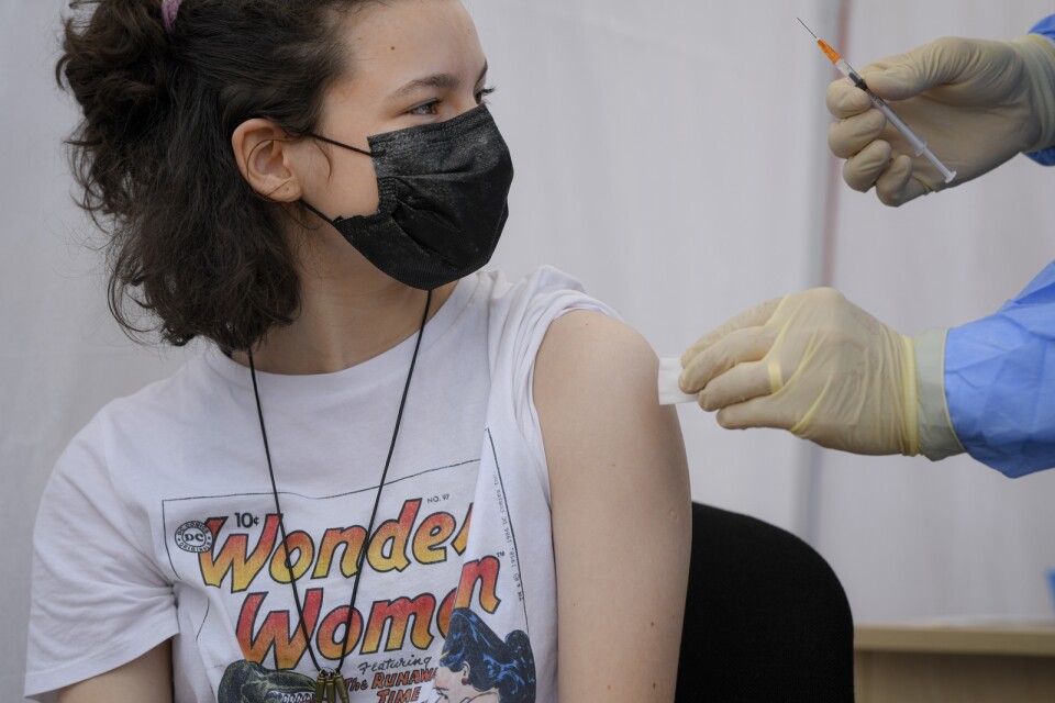 En flicka får Biontechs och Pfizers vaccin mot covid-19 i Rumänien, som är ett av de länder som har börjat vaccinera tonåringar.