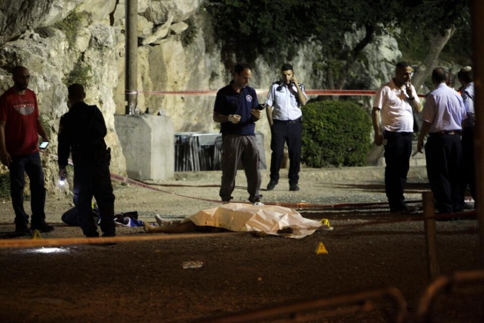 Palestinska Hamas förnekar att terrorgruppen Islamiska staten (IS) låg bakom den dödliga attacken på en grupp israelisk poliser utanför Jerusalems gamla stad i går. Även den israeliska säkerhetstjänsten verkar tvivla på IS anspråk. Tre män angrep en gru