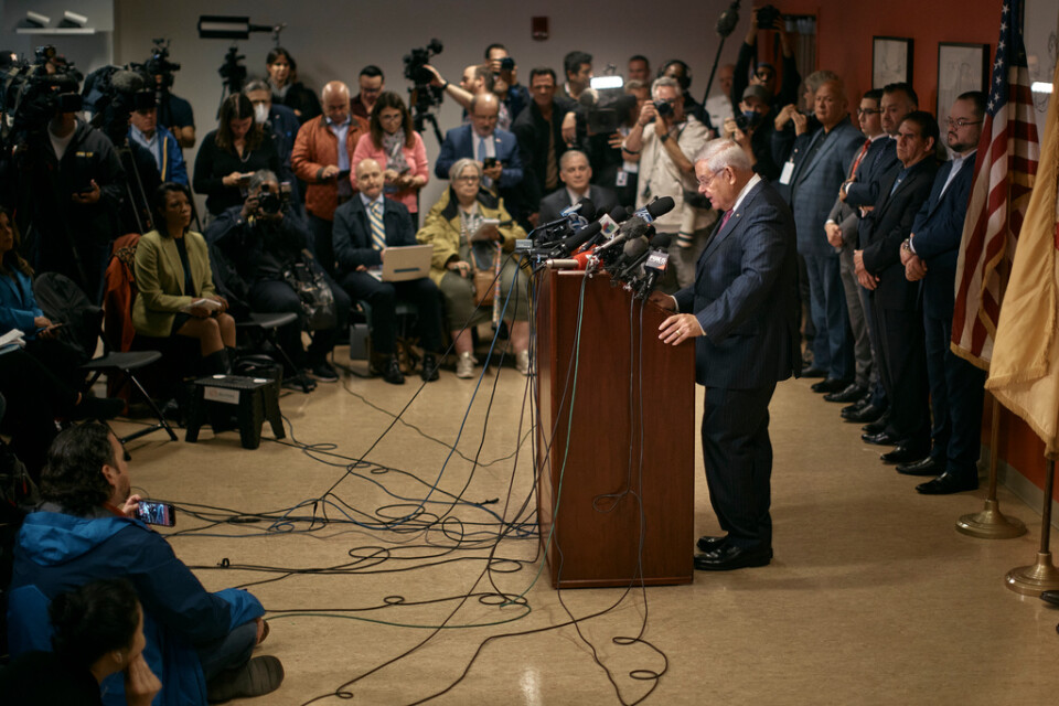 Senatorn Bob Menendez förnekade mutbrott på en presskonferens i New Jersey, USA.