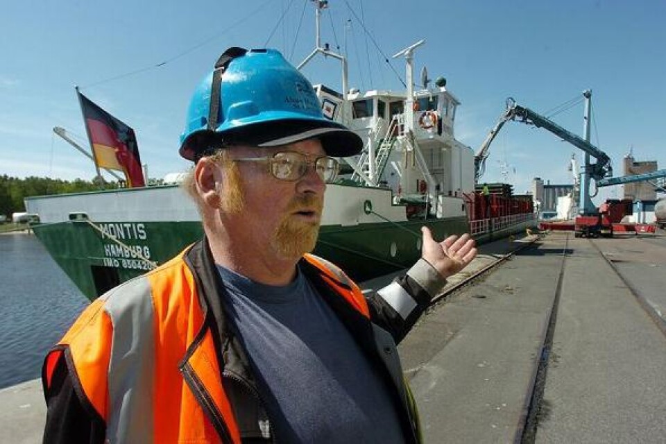 &#x96; Arbetsgivarens förslag är ren katastrof, säger Frank Ohlsson som arbetar i Åhus hamn om schemaläggningen. Bilder: Bosse Nilsson