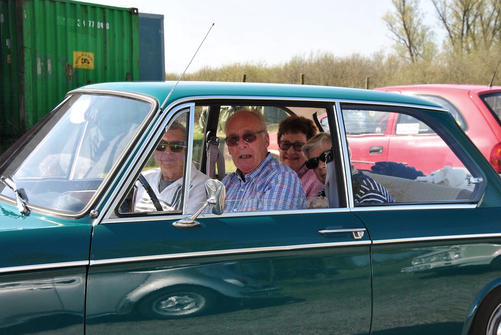 Från Dalby har Lennart Feldt och kamraten Alf Cyrén och deras livskamrater Ena Larssson och Anna-Lisa Cyrén åkt. Bilen är en BMW 1600 från 1964. Foto: Caroline Stenbäck