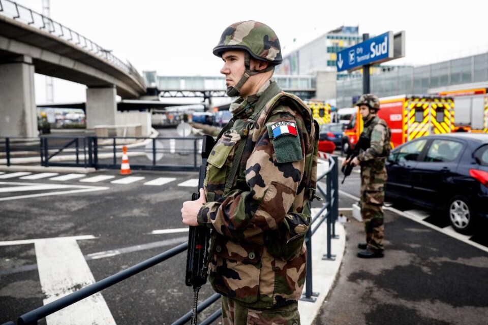 38-åringen höll soldaten framför sig som mänsklig sköld. Men när soldaten plötsligt föll ned på knä kunde militärkolleger omedelbart öppna eld och döda den befarade terroristen. Efter dramat i lördags har trafiken till och från Parisflygplatsen Orly nu å